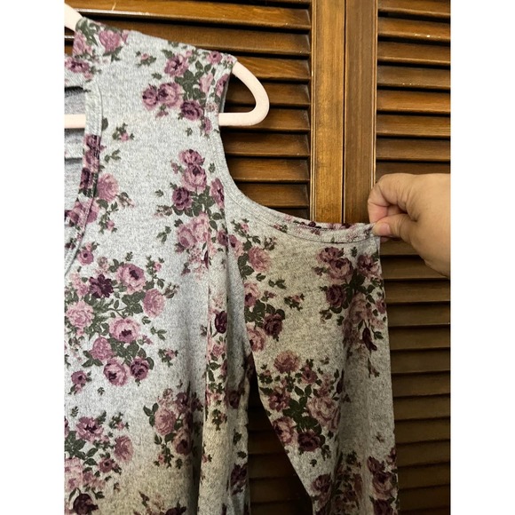 NO COMMENT PLUS (Size 2X) Floral Print Cold Shoulder Top - Picture 7 of 13